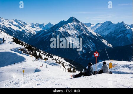 MAYRHOFEN, Österreich: März 22, 2016:View von Mayrhofen Ski Resort Area mit Skiliften, Pisten und Skifahrer. Zillertaler Alpen, Tirol Stockfoto