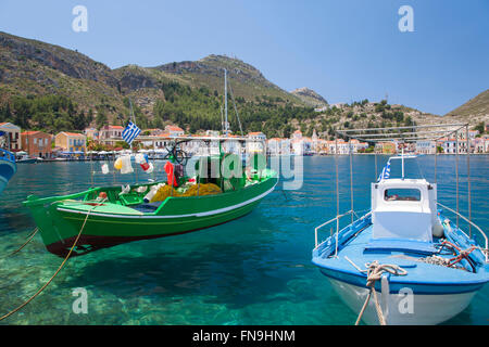 Kastellorizo, Rhodos, südliche Ägäis, Griechenland. Bunte Fischerboote vertäut im Hafen. Stockfoto