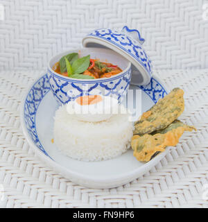 Rotes Thaicurry mit Jasminreis Stockfoto