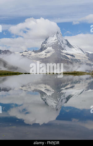 Matterhorn spiegelt sich in Stellisee See, Zermatt, Schweiz Stockfoto