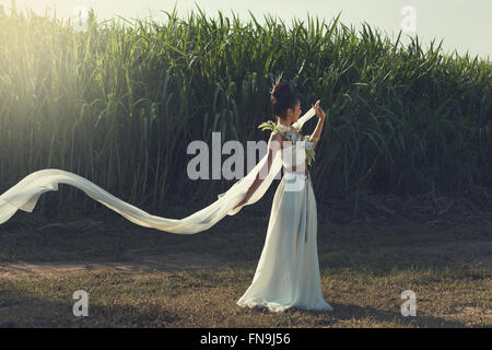 Glamouröse Frau in weißem Kleid Stockfoto