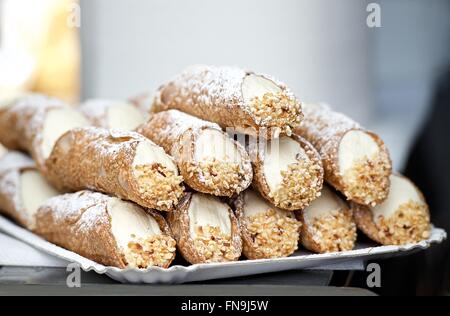Hausgemachte traditionelle sizilianische süße Cannoli mit Ricotta-Käse-Creme gefüllt Stockfoto