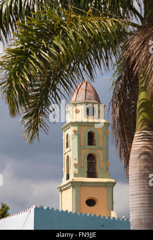 Bell Tower der Iglesia y Convento de San Francisco eingerahmt Palme auf Trinidad, Kuba Stockfoto