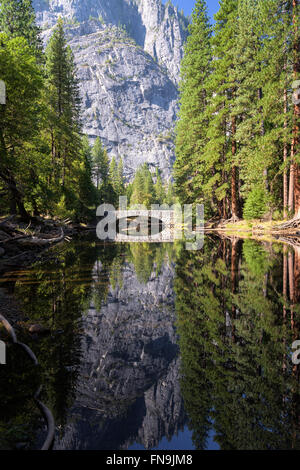 Brücke über Merced River, Yosemite Nationalpark, Kalifornien, USA Stockfoto