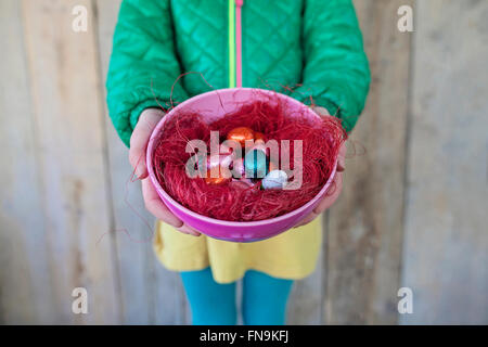 Mädchen hält Schüssel von Easter eggs Stockfoto