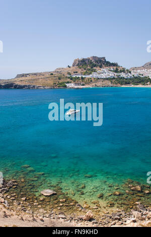 Lindos, Rhodos, südliche Ägäis, Griechenland. Blick über das klare türkisfarbene Wasser des Lindos Bay. Stockfoto