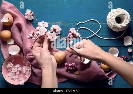 Frauenhand schneiden die Oster-Deko Stockfoto