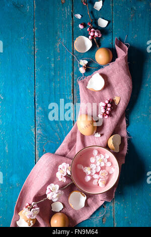 Ostern Frühlingsdekoration mit Blumen, Blüten und Eierschalen Stockfoto