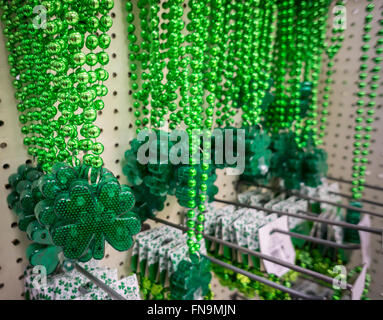 St. Patricks Day Accessoires zum Verkauf in einem Geschäft in New York auf Dienstag, 8. März 2016. Laut der National Retail Federation St. Patricks Day wird Umfrage Amerikaner den Urlaub in diesem Jahr einen Durchschnitt von $35,40 im Gegensatz zum letzten Jahr $36,50 pro Person etwas weniger Geld ausgeben. (© Richard B. Levine) Stockfoto