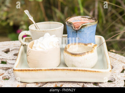 Heiße Schokolade mit Sahne und Sirup Stockfoto