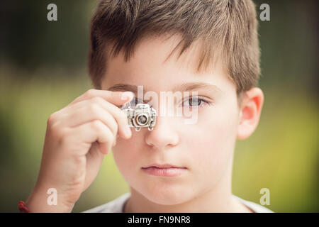 Porträt einer jungen unter Bild mit einer Spielzeugkamera Stockfoto