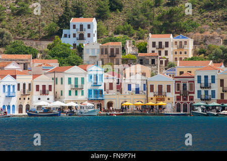 Kastellorizo, Rhodos, südliche Ägäis, Griechenland. Blick über den Hafen, bunten Häusern. Stockfoto