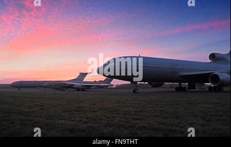 RAF Tanker VC-10 ZD241 - Victor XI715- und TriStar zusammen zum ersten Mal auf Bruntigthorpe Flugplätzen Stockfoto