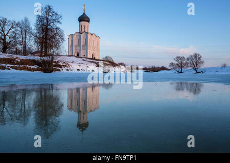 Blick auf die Kirche der Fürbitte am Nerl River in der Nähe von Bogoljubowo ländlichen Ortschaft, Vladimir Region, goldenen Ring Russlands Stockfoto