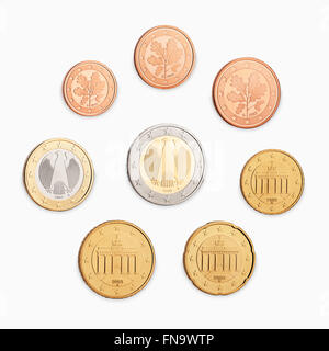 Ein Haufen Geld Münzen auf weißem Hintergrund Stockfoto