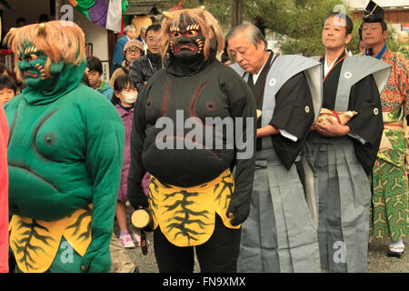 Japan; Kyoto; Setsubun Festival, Rozanji Tempel, Tanz der Teufel, Kostüm Teufel, Stockfoto