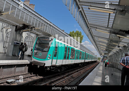 Ein U-Bahn-Zug ziehen in eine offene Plattform-Station in Paris, Frankreich. Stockfoto