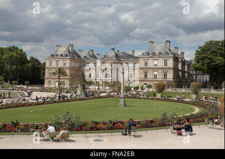 Blick auf das Palais du Luxembourg im Jardin du Luxemburg Paris, Frankreich. Stockfoto