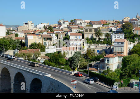 Villen und Häuser oberhalb der Anse De La Fausse Monnaie und der Corniche Kennedy Coast Road Marseille France Stockfoto