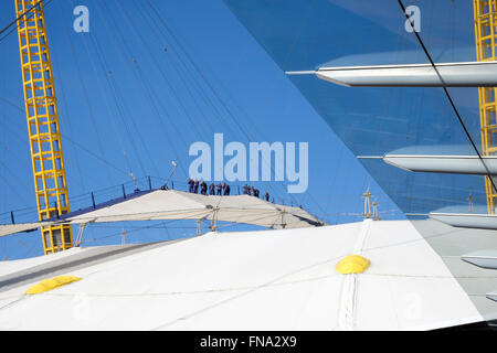 Touristen auf dem Dach gehen an die O2, Greenwich, London, früher bekannt als Millennium Dome. Stockfoto