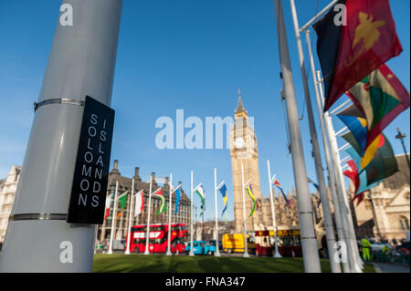 London, UK.  14. März 2016.  Flagge des Commonwealth (jedes Land identifiziert durch eine Beschriftung auf jedem Fahnenstange) flattern im Wind in Parliament Square heute auf Commonwealth-Tag.  Thema in diesem Jahr feiert die Vielfalt des Commonwealth, die von mehr als 2 Milliarden Menschen besteht.  Die Commonwealth-Charta behauptet, dass jeder gleich ist und verdient, gerecht behandelt werden, ob sie reich oder Arm, ohne Rücksicht auf Rasse, Alter, Geschlecht, glauben oder andere Identität sind. Bildnachweis: Stephen Chung / Alamy Live News Stockfoto