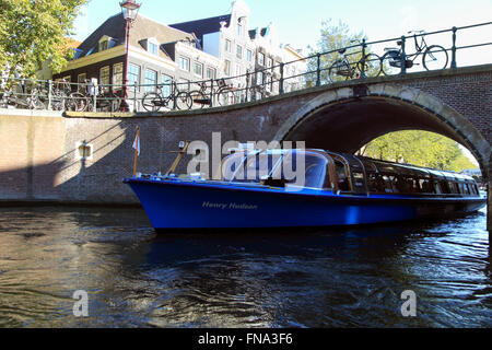 Kanal Tour unter einer Brücke, Amsterdam, Niederlande Stockfoto