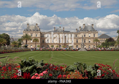 Blick auf das Palais du Luxembourg im Jardin du Luxemburg Paris, Frankreich. Stockfoto