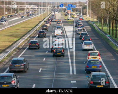 Stau nach Unfall während der Hauptverkehrszeit auf Autobahn A1, Hilversum in den Niederlanden Stockfoto