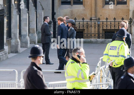 Westminster Abbey, London, März 14. 2016.  Ihre Majestät die Königin, Kopf des Commonwealth, begleitet von The Duke of Edinburgh, der Herzog und Herzogin von Cambridge und Prinz Harry der Commonwealth-Service in der Westminster Abbey am Commonwealth-Tag teilnehmen. Bild: Prinz Harry und der Herzog und die Herzogin von Cambridge, William und Kate kommen. Bildnachweis: Paul Davey/Alamy Live-Nachrichten Stockfoto