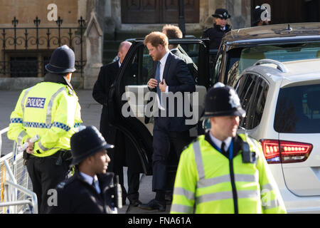 Westminster Abbey, London, März 14. 2016.  Ihre Majestät die Königin, Kopf des Commonwealth, begleitet von The Duke of Edinburgh, der Herzog und Herzogin von Cambridge und Prinz Harry der Commonwealth-Service in der Westminster Abbey am Commonwealth-Tag teilnehmen. Bild: Prinz Harry kommt. Bildnachweis: Paul Davey/Alamy Live-Nachrichten Stockfoto