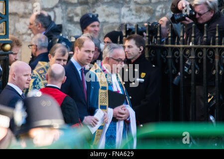 Westminster Abbey, London, März 14. 2016.  Ihre Majestät die Königin, Kopf des Commonwealth, begleitet von The Duke of Edinburgh, der Herzog und Herzogin von Cambridge und Prinz Harry der Commonwealth-Service in der Westminster Abbey am Commonwealth-Tag teilnehmen. Bild: Der Herzog von Cambridge Prinz William wird begleitet durch den Dekan von Westminster Abbey Reverend Dr. John Hall auf dem Weg nach draußen. Bildnachweis: Paul Davey/Alamy Live-Nachrichten Stockfoto