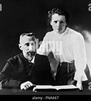 Marie Curie und ihr Mann Pierre. Foto der Nobelpreis ausgezeichneten Wissenschaftler, Pierre und Marie Curie 1903 aufgenommen Stockfoto