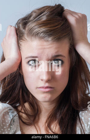 Junge Frau mit Anisokorie und Horner Syndrom Stockfoto