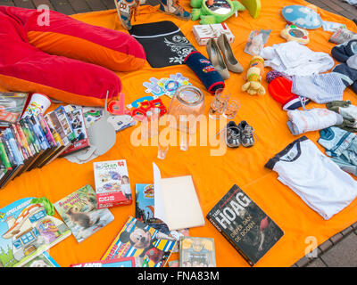 Anzeige von Gebrauchtwaren auf Flohmarkt am Königstag in den Niederlanden Stockfoto