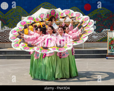 Traditioneller weiblicher Tänzer, Insa-Dong, Seoul, Südkorea Stockfoto