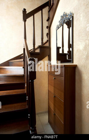 Holztreppe und schöne Spiegel in das moderne Haus Stockfoto