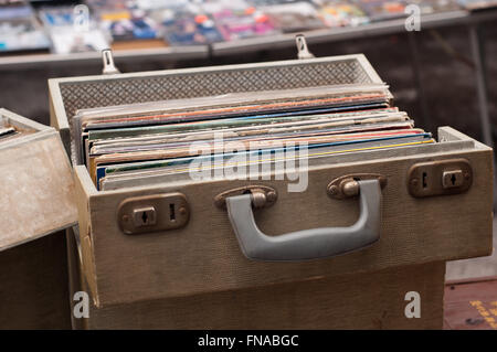 Alte Vinyl Records Auswahl im Holzetui am Flohmarkt in Bath, Großbritannien. Stockfoto