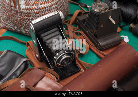 Alte Vintage Press Falten Retro-Kamera im Fall Lederbeutel auf Fotografie Marktstand bei Carboot Verkauf in Bath, Großbritannien. Stockfoto