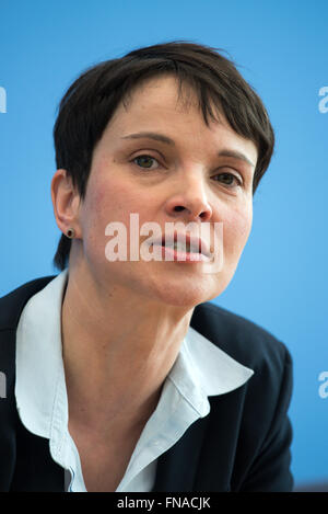 Berlin, Deutschland. 14. März 2016. Der Vorsitzende der Alternative für Deutschland (AfD) Frauke Petry auf einer Pressekonferenz bei der Bundespressekonferenz in Berlin, Deutschland, 14. März 2016. Der Politiker beantwortet Fragen zu den Ergebnissen des Parlaments Landtagswahlen in Baden-Württemberg, Rheinland-Pfalz und Sachsen / Anhalt. Foto: BERND VON JUTRCZENKA/Dpa/Alamy Live-Nachrichten Stockfoto