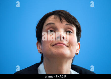 Berlin, Deutschland. 14. März 2016. Der Vorsitzende der Alternative für Deutschland (AfD) Frauke Petry auf einer Pressekonferenz bei der Bundespressekonferenz in Berlin, Deutschland, 14. März 2016. Der Politiker beantwortet Fragen zu den Ergebnissen des Parlaments Landtagswahlen in Baden-Württemberg, Rheinland-Pfalz und Sachsen / Anhalt. Foto: BERND VON JUTRCZENKA/Dpa/Alamy Live-Nachrichten Stockfoto