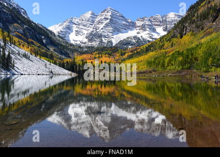 Herbst-Bergsee - Herbst-Blick auf Schnee beschichtet, Maroon Bells und glasklaren See Maroon, Aspen, Colorado, USA. Stockfoto