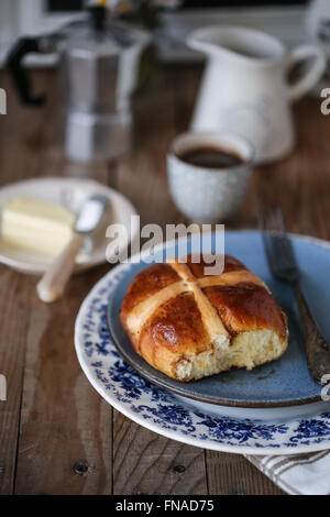 Hot Cross Buns auf einem Frühstückstisch Stockfoto