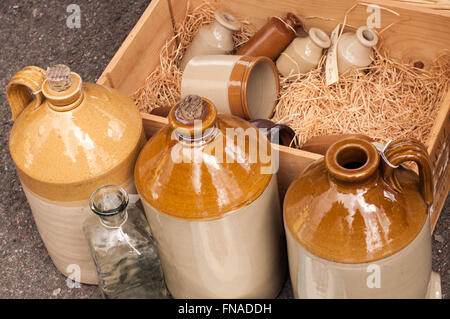 Keramik Porzellan Keramik Tontöpfe Gläser Flaschen in Stroh und Peddigrohr Korb bei Carboot Verkauf in Bath, Großbritannien. Stockfoto