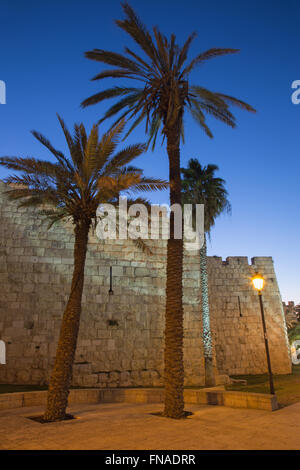 Jerusalem - westlichen Teil der Stadtmauer in der Abenddämmerung. Stockfoto