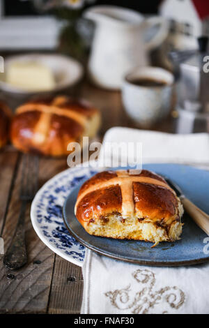 Hot Cross Buns auf einem Frühstückstisch Stockfoto