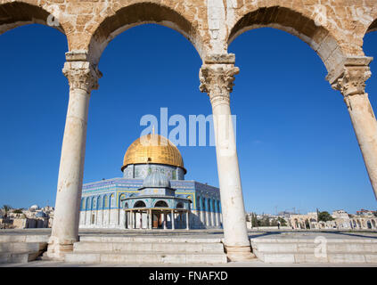 JERUSALEM, ISRAEL - 5. März 2015: Der Dom von Rock auf dem Tempelberg in der Altstadt. Stockfoto