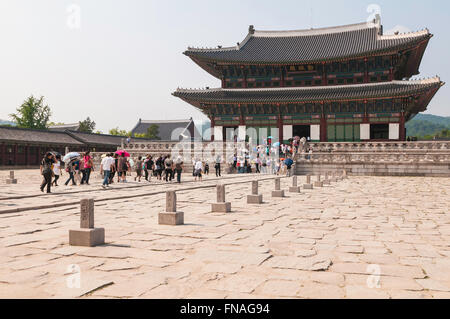 Geunjeongjeon, großer Saal, Kaisersaal, Gyeongbokgung-Palast, Seoul, Südkorea; Innenhof mit Pumgyeseoks ausgekleidet Stockfoto