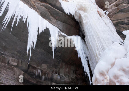 Gefrorener Wasserfall verhungert Rock State Park (Illinois) Stockfoto