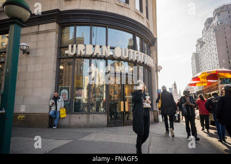 Ein Urban Outfitters Einzelhandel speichern in Greenwich Village in New York auf Samstag, 7. März 2015. Die Einzelhändler, die umfasst auch die freie Menschen und Anthropologie Marken, berichtet vierten Quartal das Ergebnis, die Erwartungen der Analysten schlagen.  (© Richard B. Levine) Stockfoto
