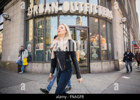 Ein Urban Outfitters Einzelhandel speichern in Greenwich Village in New York auf Samstag, 7. März 2015. Die Einzelhändler, die umfasst auch die freie Menschen und Anthropologie Marken, berichtet vierten Quartal das Ergebnis, die Erwartungen der Analysten schlagen.  (© Richard B. Levine) Stockfoto